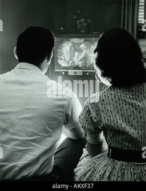 Zwei Jugendliche mit Rücken in Richtung Kamera Vintage Fernsehen im 1950 s Stockfoto