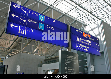 Melden Sie Tore, Aufzug, Bahnhof, Autovermietung, SKY LINE-STATION Frankfurter Flughafen, Frankfurt, Hessen, Deutschland. Stockfoto