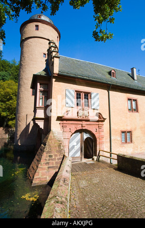 Das Wasserschloss Mespelbrunn liegt in einem abgelegenen Seitental des Elsava-Tals im Spessart, Bayern, Deutschland. Stockfoto