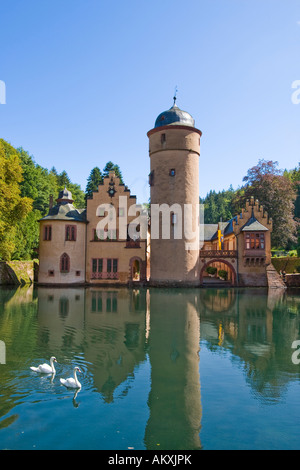 Das Wasserschloss Mespelbrunn liegt in einem abgelegenen Seitental des Elsava-Tals im Spessart, Bayern, Deutschland. Stockfoto