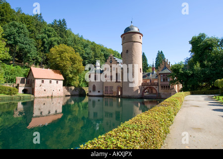 Das Wasserschloss Mespelbrunn liegt in einem abgelegenen Seitental des Elsava-Tals im Spessart, Bayern, Deutschland. Stockfoto