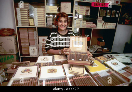 Zigarren-Fabrik-Verkäuferin präsentiert kubanische Zigarren, Santiago De Cuba, Kuba Stockfoto