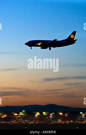 Ein Flugzeug der Deutschen Lufthansa in der Nacht nähert sich auf der Rheiin-Main-Flughafen, Frankfurt, Hessen, Deutschland. Stockfoto