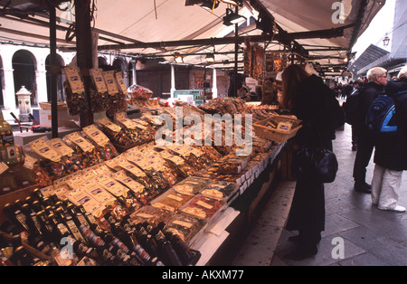 Venedig-Pasta, Wein, Olivenöl, Etc, in Rialto-Markt Stockfoto