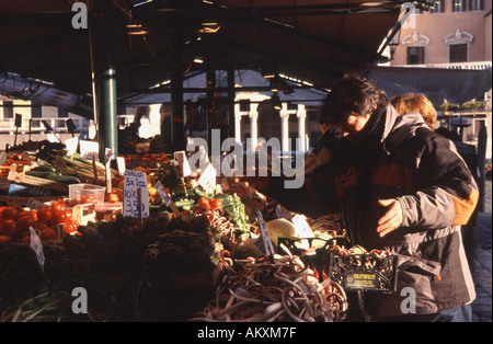 VENEDIG. Ein Obst- und Gemüse Stand auf dem Rialto-Markt. Stockfoto