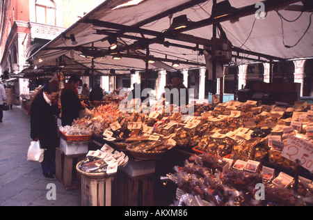 Venedig-Pasta Wein Olivenöl etc. in Rialto-Markt Stockfoto