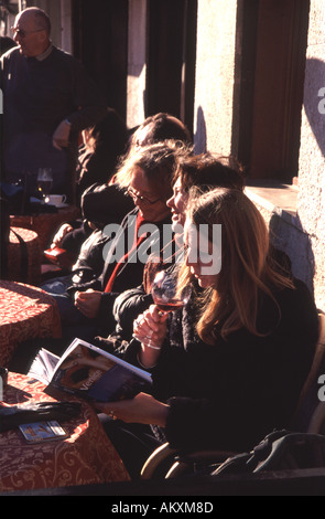 VENEDIG, ITALIEN. Genießen Sie einen Drink und einige Wintersonnenschein vor einem Café am Fondamenta del Vin durch den Canal Grande. Stockfoto