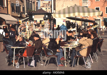 VENEDIG, ITALIEN. Menschen genießen die Wintersonne am Campo Santa Margherita in Dorsoduro. Stockfoto