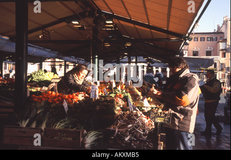 VENEDIG. Ein Obst- und Gemüse Stand auf dem Rialto-Markt. Stockfoto