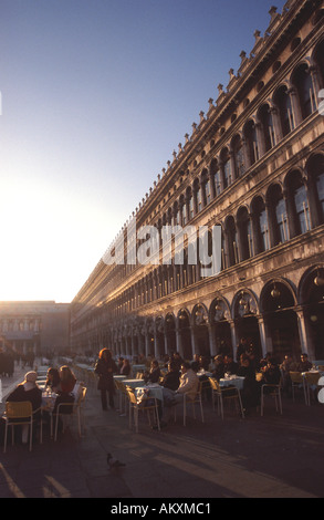 VENEDIG, ITALIEN. Eine Abendstimmung im Winter, mit Menschen Essen und trinken "al Fresco" in einem Café an der Piazza San Marco. Stockfoto