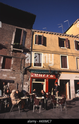 VENEDIG, ITALIEN. Kunden außerhalb der Cafe Rosso am Campo Santa Margherita in Dorsoduro sitzen. Stockfoto