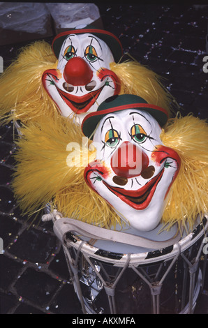 BASEL, SCHWEIZ. Fasnacht Clown Masken und Trommeln vor einer Bar in Grossbasel. Stockfoto