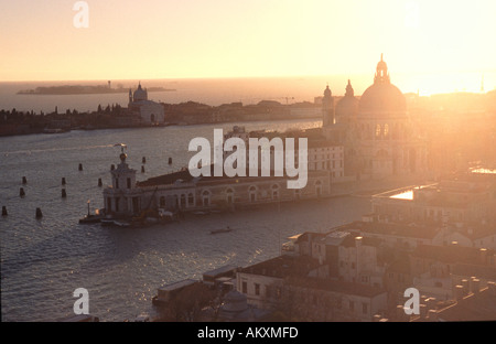 VENEDIG, ITALIEN. Winter-Sonnenuntergang über San Marco, Dorsoduro und Giudecca, wie gesehen von der Spitze des Campanile di San Marco. Stockfoto