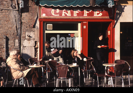 VENEDIG, ITALIEN. Genießen einige Wintersonne Outside the Cafe Rosso am Campo Santa Margherita in Dorsoduro. Stockfoto