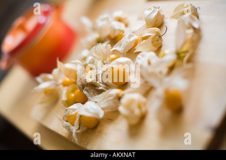 Physalis Peruviana, Kap-Stachelbeeren auf einem Brett Stockfoto