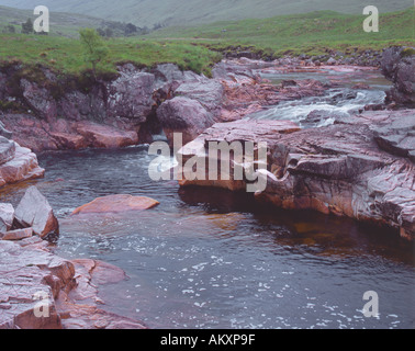 Fluß Etive fließt durch Buntsandstein-Schlucht in Glen Etive Argyllshire Schottland Grampion Bergen Stockfoto