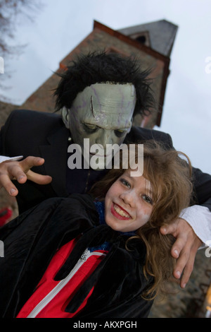 Traditionelle Halloween-Spektakel auf der Burg Frankenstein. Eine Monster schreckt eine Mädchen, Burg Frankenstein, Hessen, Deutschland Stockfoto