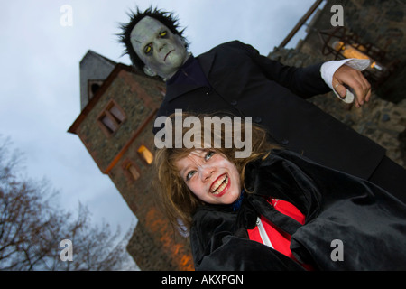 Traditionelle Halloween-Spektakel auf der Burg Frankenstein. Eine Monster schreckt eine Mädchen, Burg Frankenstein, Hessen, Deutschland Stockfoto