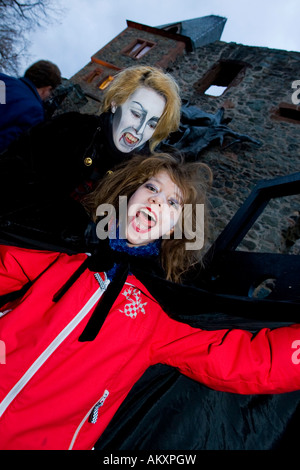 Traditionelle Halloween-Spektakel auf der Burg Frankenstein. Ein Vampir erschreckt eine Mädchen, Burg Frankenstein, Hessen, Deutschland Stockfoto