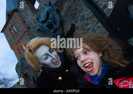 Traditionelle Halloween-Spektakel auf der Burg Frankenstein. Ein Vampir erschreckt eine Mädchen, Burg Frankenstein, Hessen, Deutschland Stockfoto