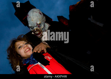 Traditionelle Halloween-Spektakel auf der Burg Frankenstein. Eine Monster schreckt eine Mädchen, Burg Frankenstein, Hessen, Deutschland Stockfoto