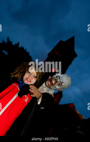 Traditionelle Halloween-Spektakel auf der Burg Frankenstein. Eine Monster schreckt eine Mädchen, Burg Frankenstein, Hessen, Deutschland Stockfoto