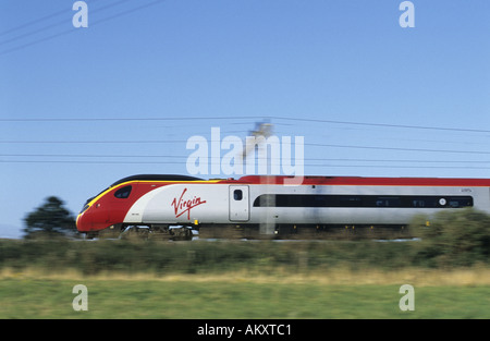 Jungfrau Pendolino trainieren mit Geschwindigkeit auf West Coast Main Line, Northamptonshire, England, UK Stockfoto