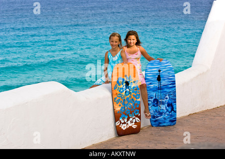 Kinder mit Surfbrettern auf eine Wand, Jandia, Fuerteventura, Kanarische Inseln, Spanien Stockfoto