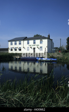 Die Ship Inn und Old Bedford River, Garnhaspel Brücke, in der Nähe von Manea, Cambridgeshire, England, UK Stockfoto