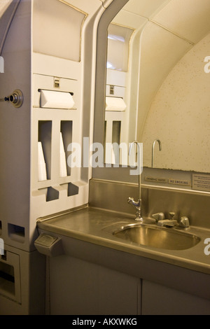 Toilette in ein altes Flugzeug im Verkehrshaus der Schweiz, Luzern, Kanton Luzern, Schweiz Stockfoto