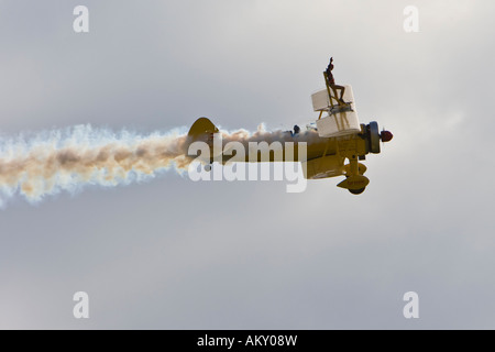 Boing Stearman mit Frau auf den Flügeln, Europas großer Vintage Flugzeug treffen auf der Hahnweide, Kirchheim-Teck Stockfoto