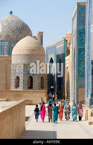 Bunt gekleidete Frauen Nekropole Shah-i-Zinda Samarkand Uzbekistan Stockfoto