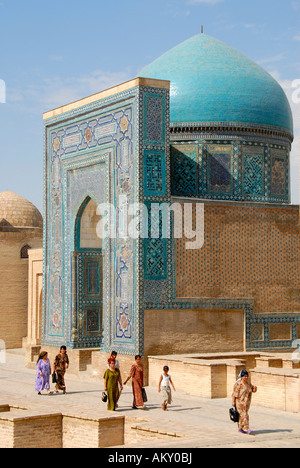 Gläubigen in blau verzierte Mausoleum Nekropole Shah-i-Zinda Samarkand Uzbekistan Stockfoto