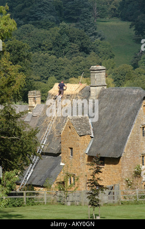 Meister thatching thatching eines englischen cottage Stockfoto