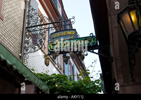 Restaurant-Zeichen in der Drossel Lane, Rüdesheim am Rhein, Hessen, Deutschland Stockfoto