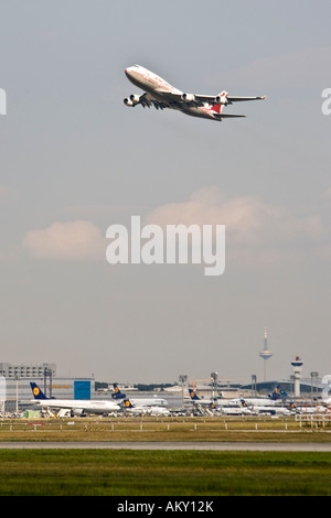 Boing 747 nach dem Start, Startbahn 18 West, Flughafen Frankfurt, Hessen, Deutschland Stockfoto