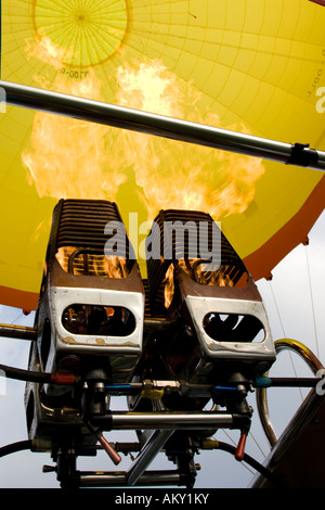 Brenner im Heißluftballon fliegen Stockfoto