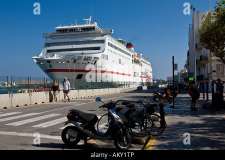 Großen Passagierschiff im Hafen von Eivissa, Ibiza, Balearen, Spanien Stockfoto