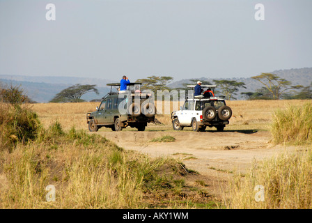 Safari 2 Toyota Landcruiser in der Serengeti Tansania Stockfoto