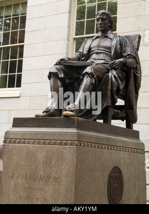 Eine Statue von John Harvard, auf dem Campus der Harvard University in Cambridge Massachusetts, USA Stockfoto