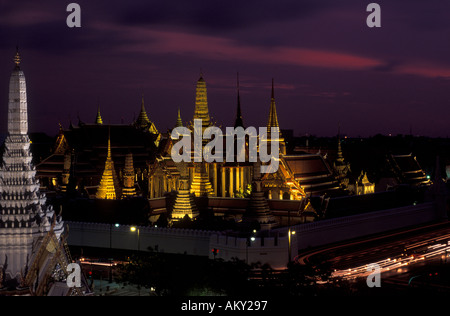 THAILAND Bangkok Wat Phra Keow Königspalast in der Abenddämmerung Stockfoto
