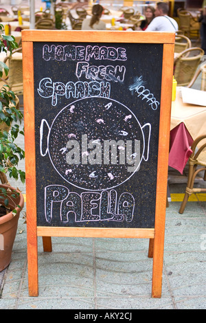 Restaurant-Zeichen, die Förderung der Paella, Ibiza, Balearen, Spanien Stockfoto