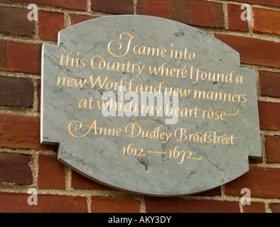 Eine Gedenktafel auf dem Campus an der Harvard University, mit einem Zitat von Anne Dudley Bradstreet (1612-1672) Cambridge Massachusetts, USA Stockfoto