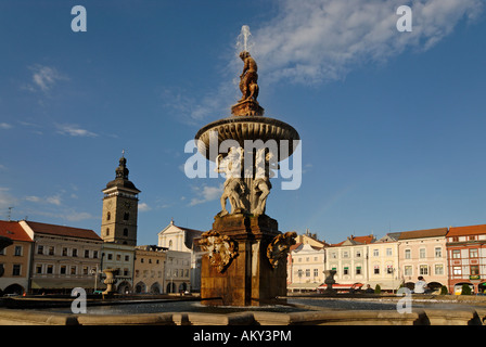 Ceske Budejovice-Budweis-Nam. Piemysla Otakara II. Böhmen-Tschechien mit dem Samson-Brunnen und die St.-Marien-Kirche Stockfoto