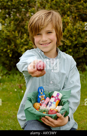 Junge mit einem Osternest Ostereier suchen Stockfoto