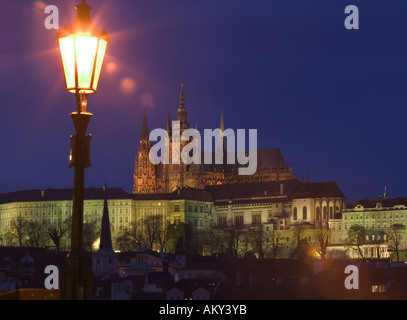 Blick über den Fluss zum Palast und die Altstadt von Prag Stockfoto
