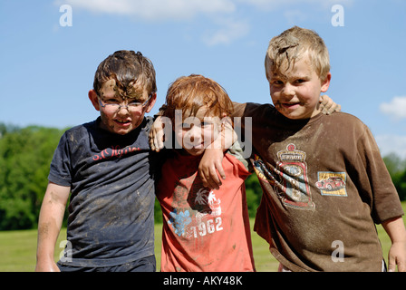 Drei Freunde jungen bedeckt mit Schlamm und Spaß Stockfoto