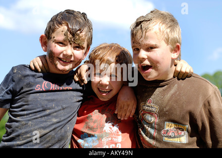 Drei Freunde jungen bedeckt mit Schlamm und Spaß Stockfoto