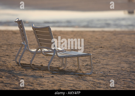 Zwei Kunststoff liegen direkt am Meer am Strand Stockfoto