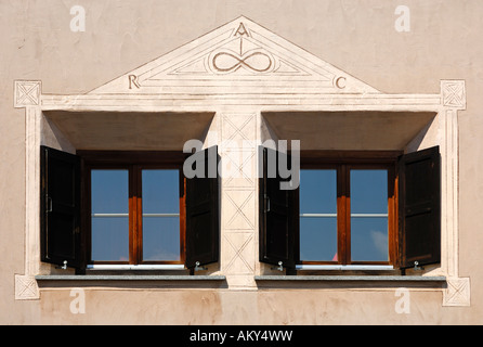 Fensteransicht eines Engadiner Hauses geschmückt mit Sgraffito-Ornamenten, Samedan, Engadin, Graubünden, Schweiz Stockfoto